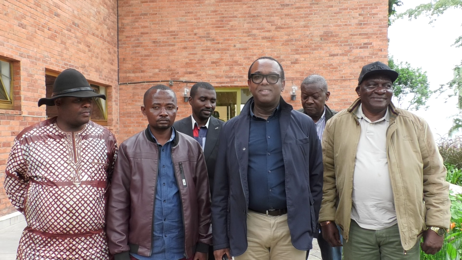 MWAMI REKATUREBE ENTOURE DES CHEFS DE GROUPEMENT DE BWISHA