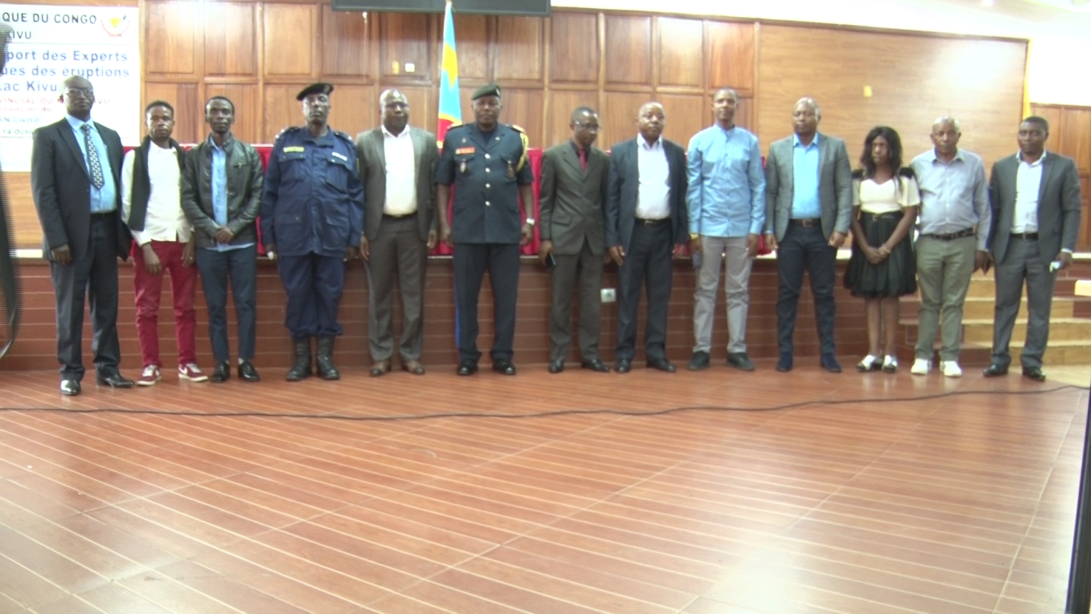 AU CENTRE LE GOUVICE DANS L ATELIER SUL LE LAC KIVU