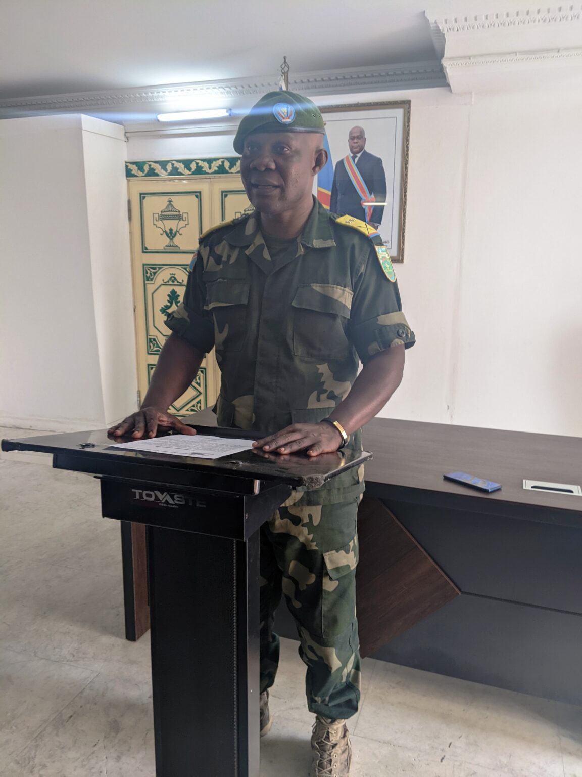 LTCOL GUILLAUME NDJIKE KAIKO LISANT LE COMMUNIQUE DE L ARMEE 4