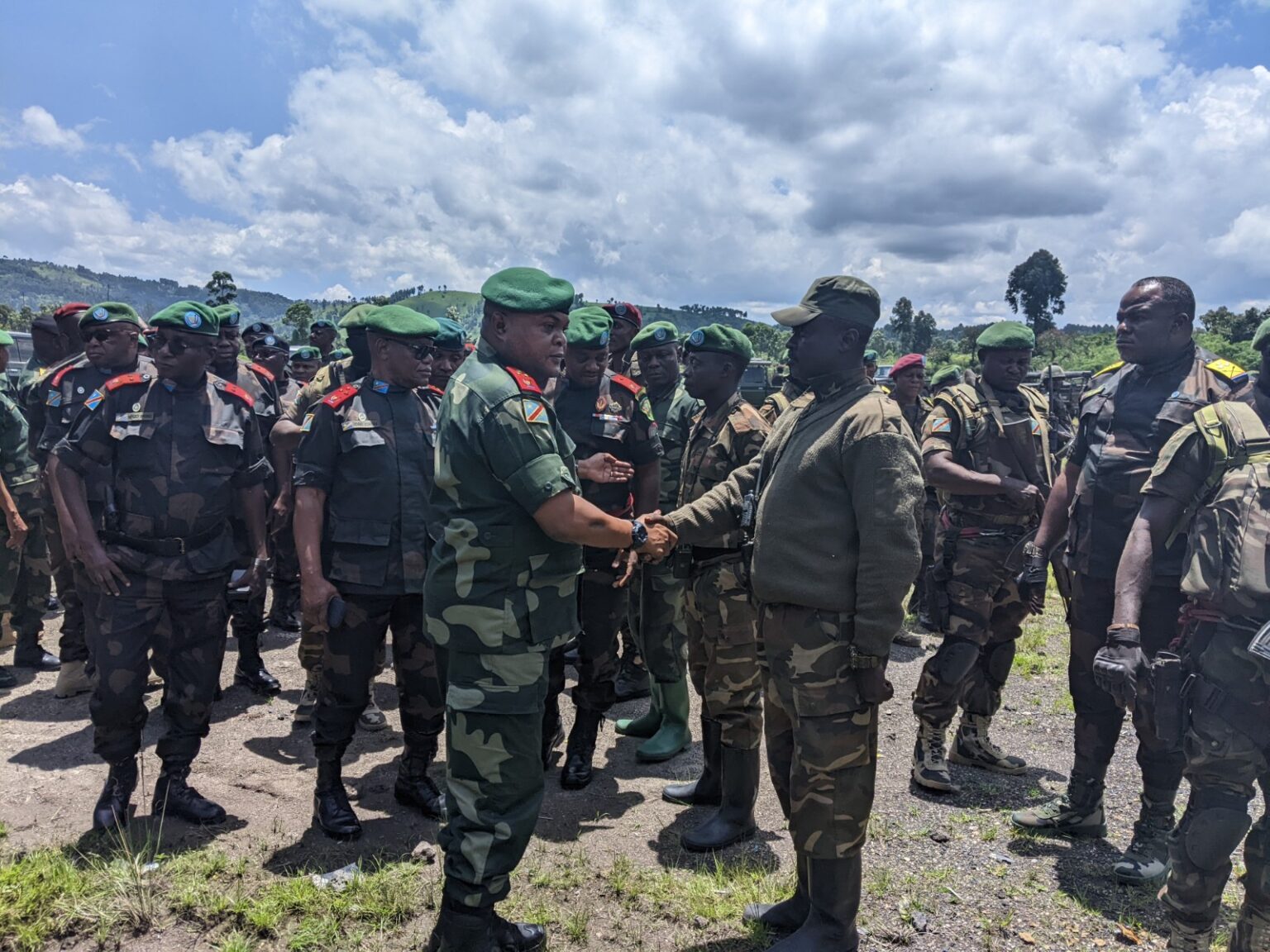 LE LTGEN C CHIWEWE PASSANT LES TROUPES EN REVUE A LUPANGO MASISI
