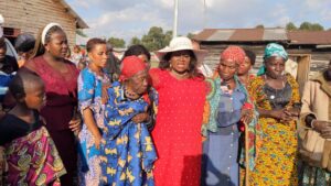 : Une bienfaitrice fête la Pentecôte avec les déplacés au camp de kanyaruchinya/Nyiragongo