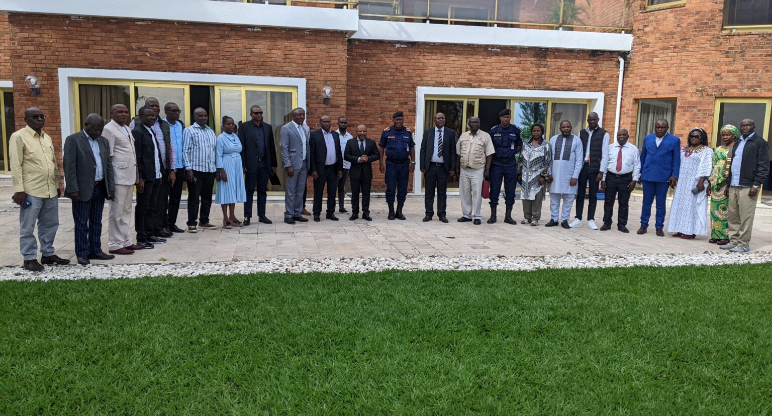 AU CENTRE LE GOUVICE NK ENTOURE DES MEMBRES DES COMMISSIONS DEPENSE RECETTE